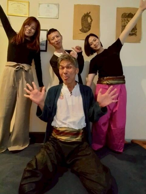 .
タイ古式の試験を受けに行ってきました🌿
無事に合格することができました✨

センや風の流れ、筋肉の動き、施術の調整など
たくさんのことを教えていただき、とても勉強になりました。

先生方との時間も楽しく、あらためてタイ古式の奥深さを感じました。
このような機会に感謝です🌙

これからも学びを大切に、
より良い施術をお届けできるよう頑張っていきます😊